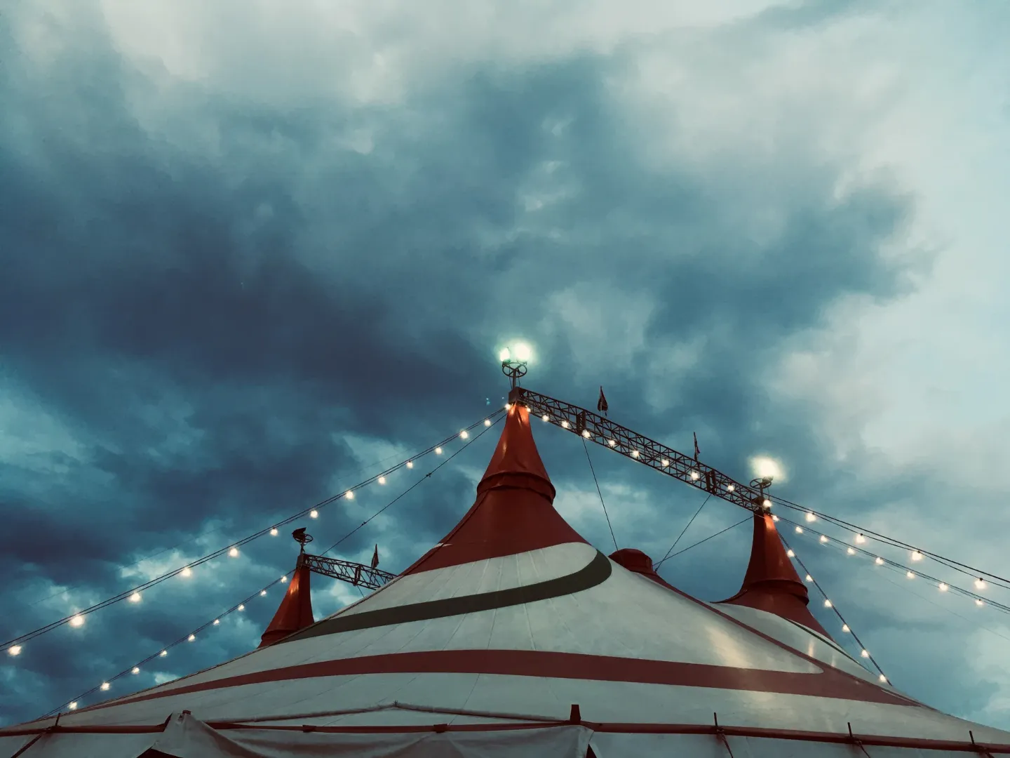 donkere-wolken-boven-circustent.webp