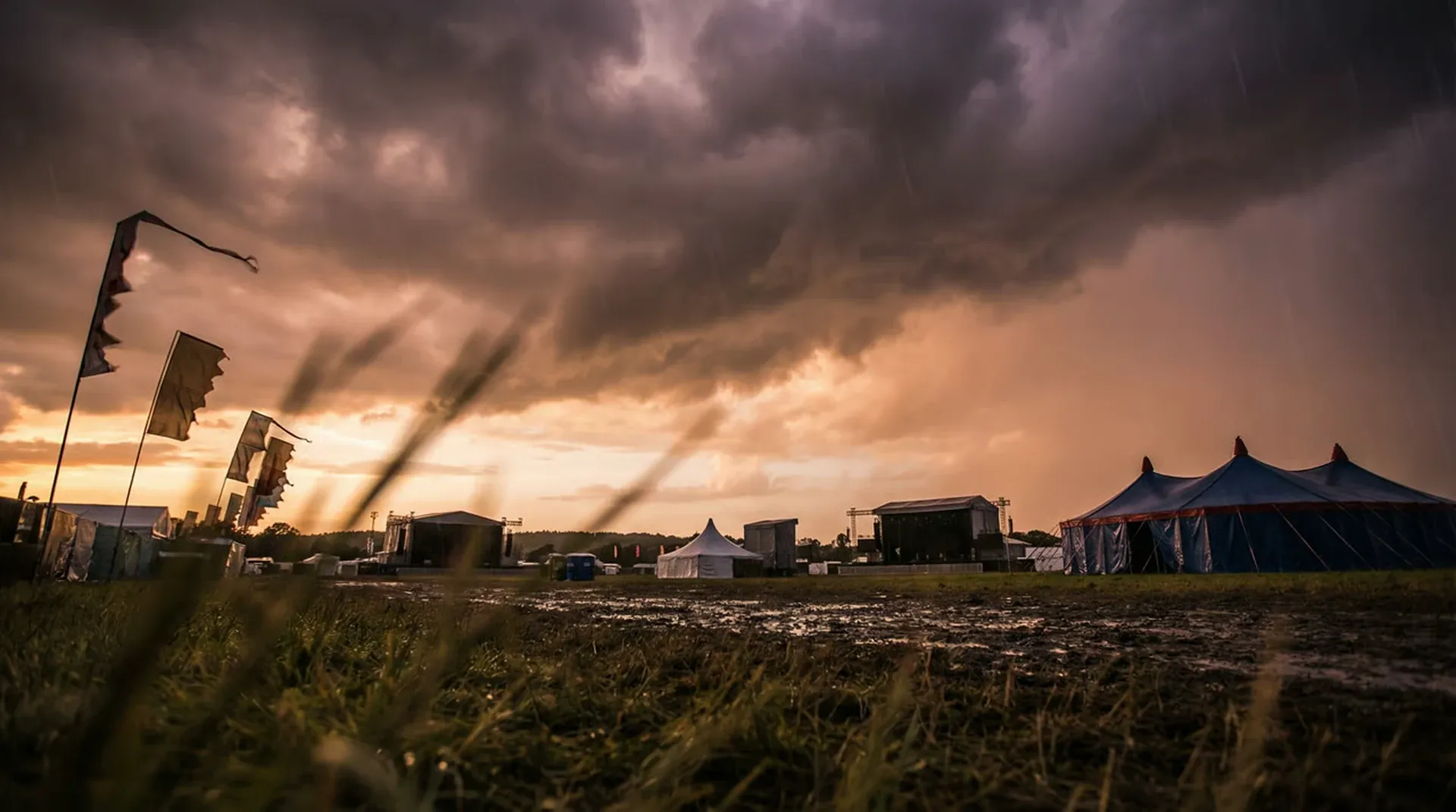 donkere-onweerslucht-boven-festivalpodium.webp