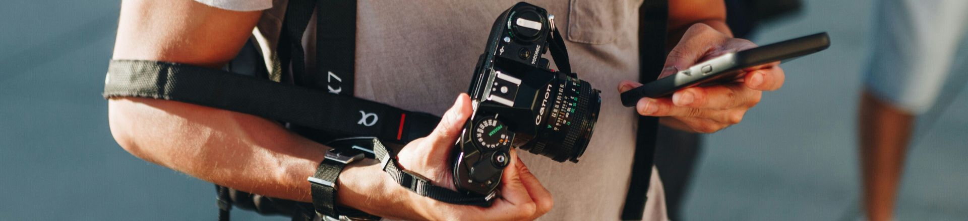 Fotograaf met camera en telefoon.jpg