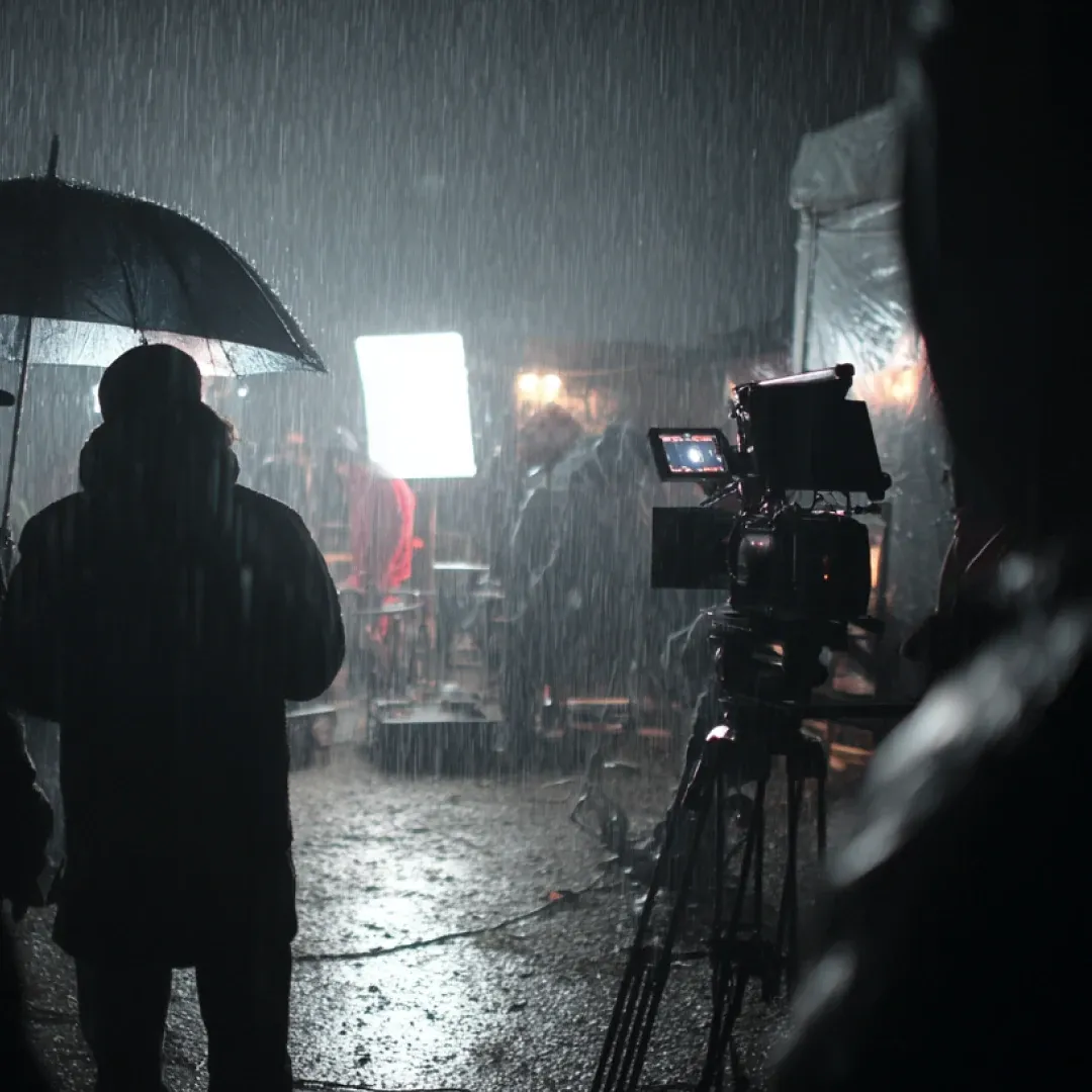 filmcrew-in-hevige-regen.webp